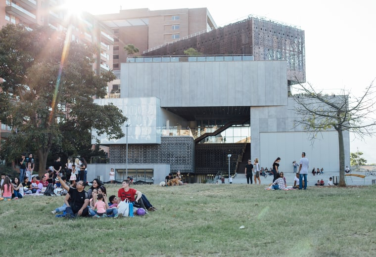 Foto de la fachada del MAMM desde el parque lineal en Ciudad del Río