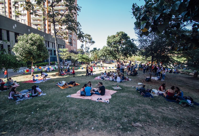 Foto del público en el parque lineal del MAMM en Ciudad del Río