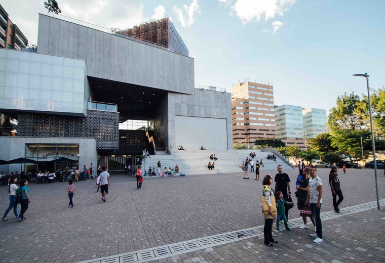 Foto de la fachada del MAMM desde la plazoleta