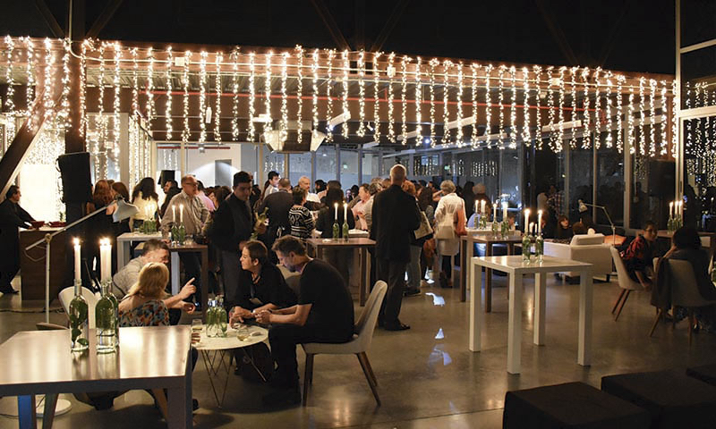 Foto de evento nocturno llevándose a cabo en el Salón de eventos del MAMM