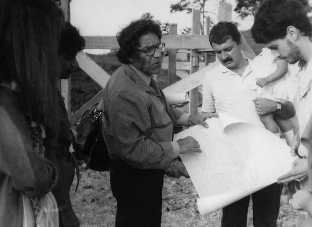 Carlos Cruz-Diez instruyendo sobre la instalación de su obra "Estructura Cromovegetal"
