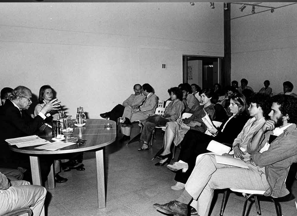 Juan Acha conferencia