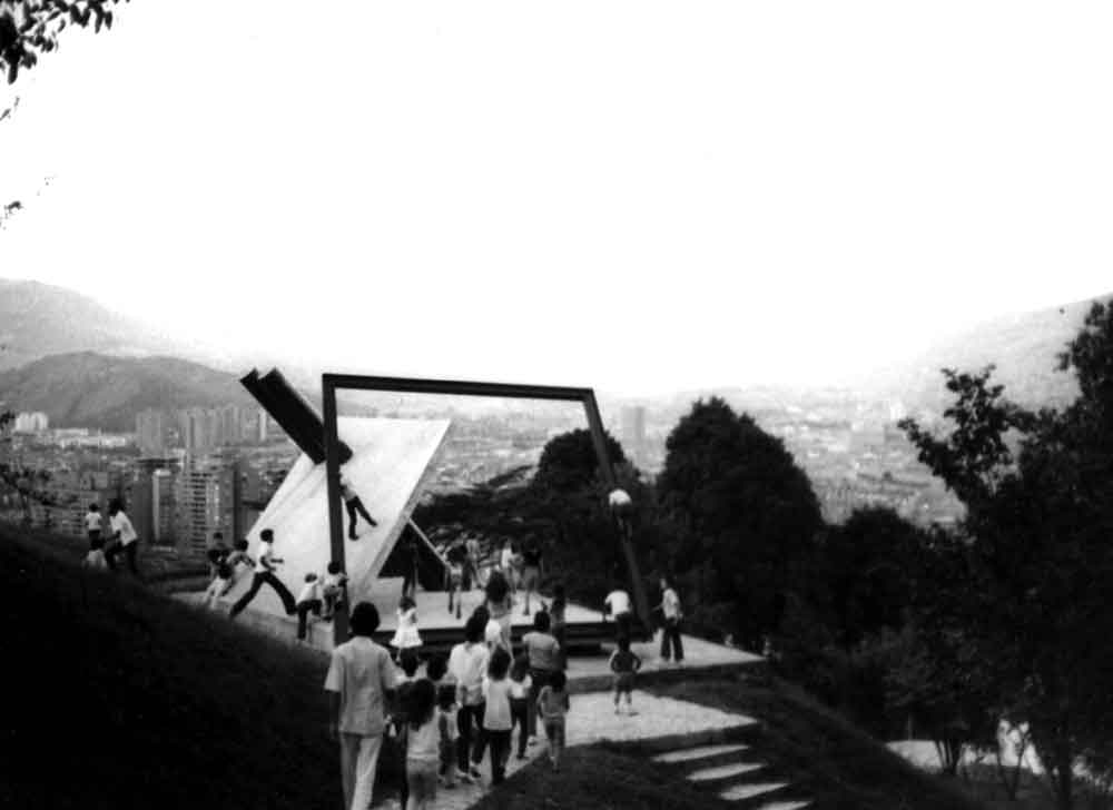 Manuel Felguérez "Construcción" 1981, hierro y concreto, 400x670x1200 cm