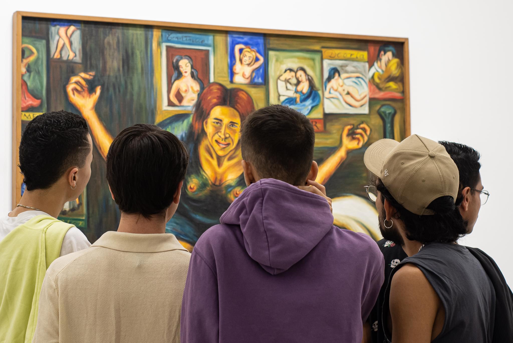 MAMM Exposiciones: visitantes observando la obra de Débora Arango y la denuncia social