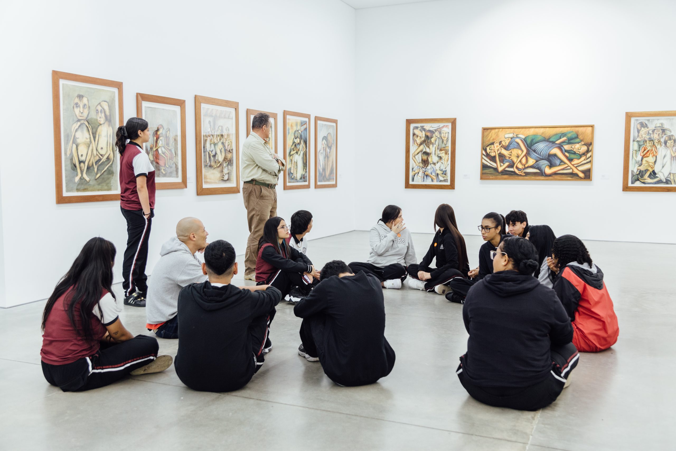 MAMM Exposiciones: grupo de estudiantes visita la obra de Débora Arango y la denuncia social