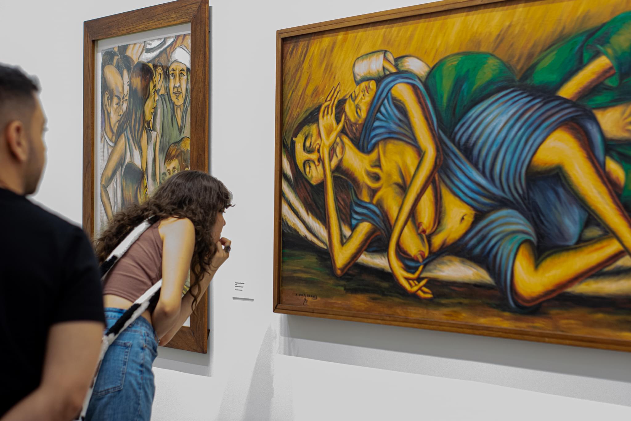 MAMM Exposiciones: mujer observa en detalle la obra de Débora Arango y la denuncia social