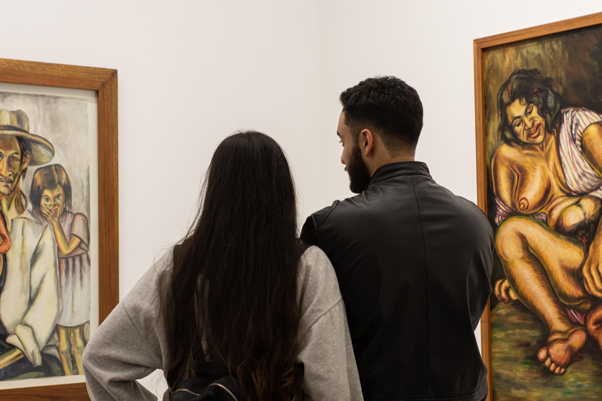 MAMM Exposiciones: mujer y hombre aprecian la obra de Débora Arango y la denuncia social