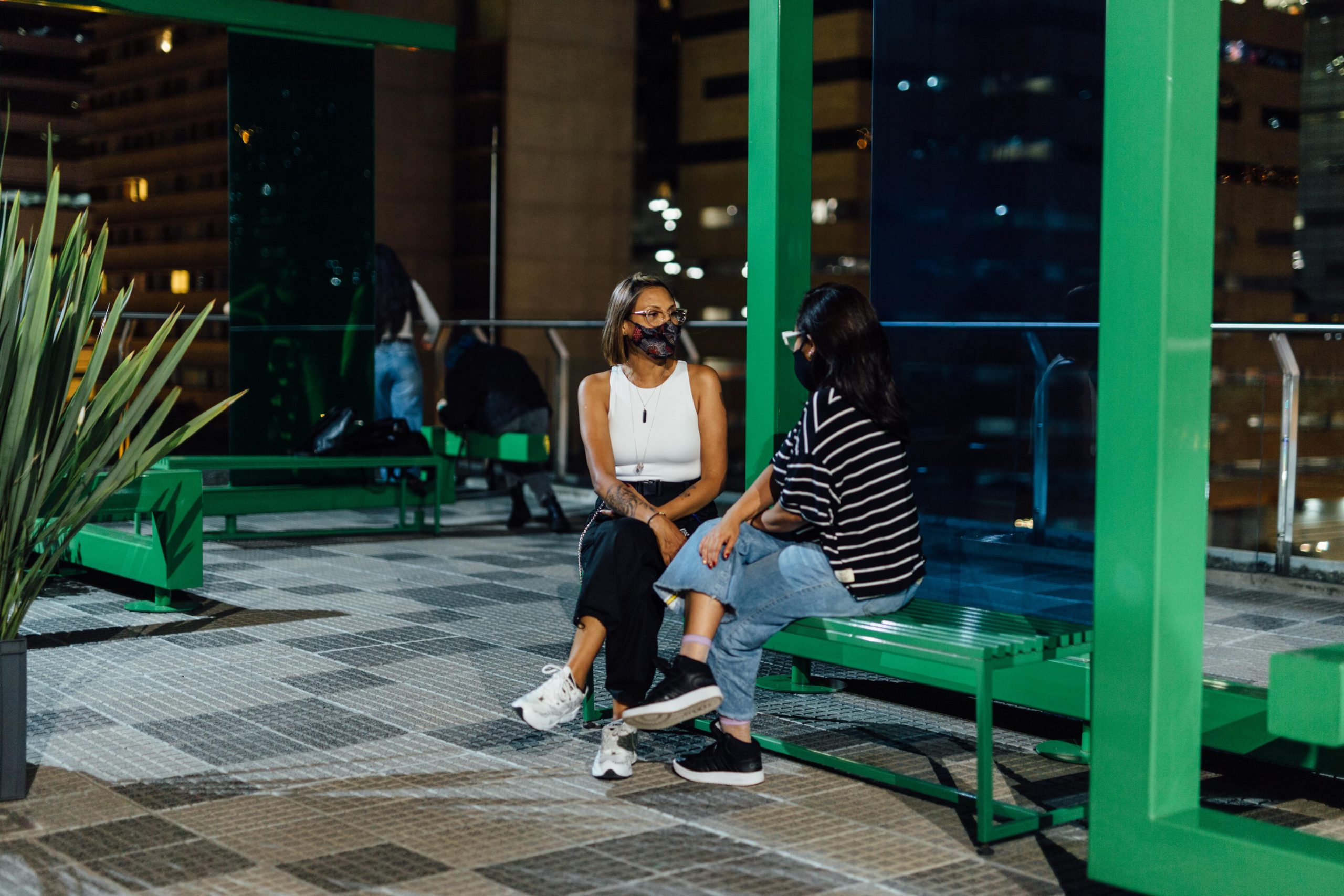 Exposiciones MAMM: mujeres comparten en la obra Geometrías Fragmentadas de Ivan Hurtado