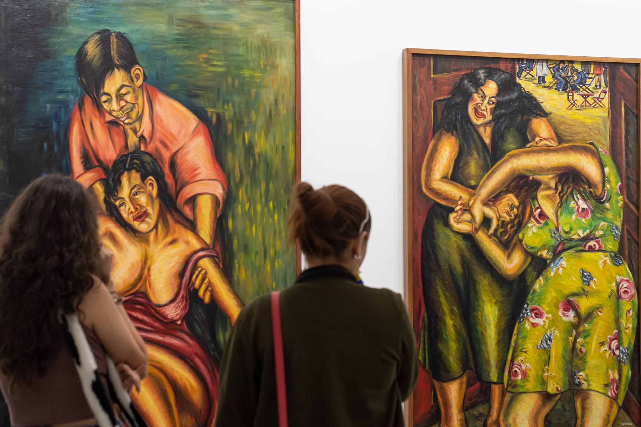 MAMM Exposiciones: mujeres observan la obra de Débora Arango y la denuncia social