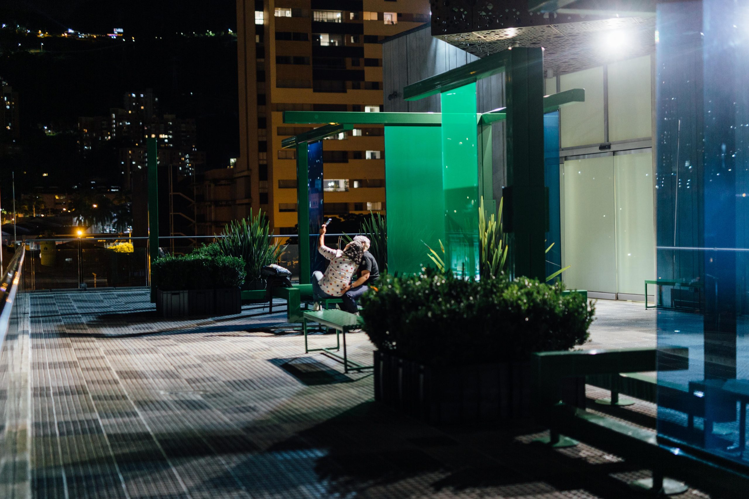 Exposiciones MAMM: pareja se toma fotos en la obra Geometrías Fragmentadas de Ivan Hurtado