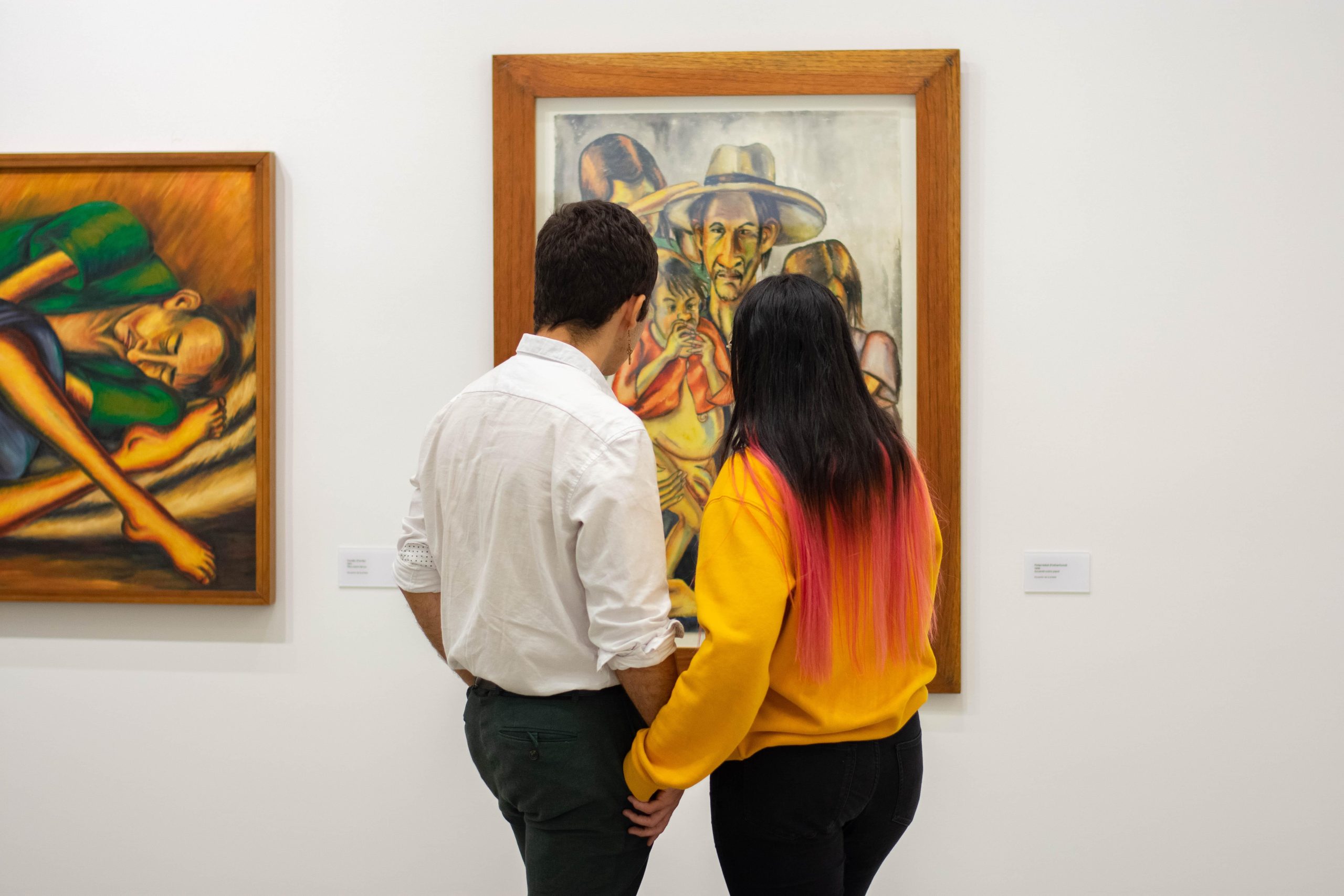 MAMM Exposiciones: pareja visita la obra de Débora Arango y la denuncia social