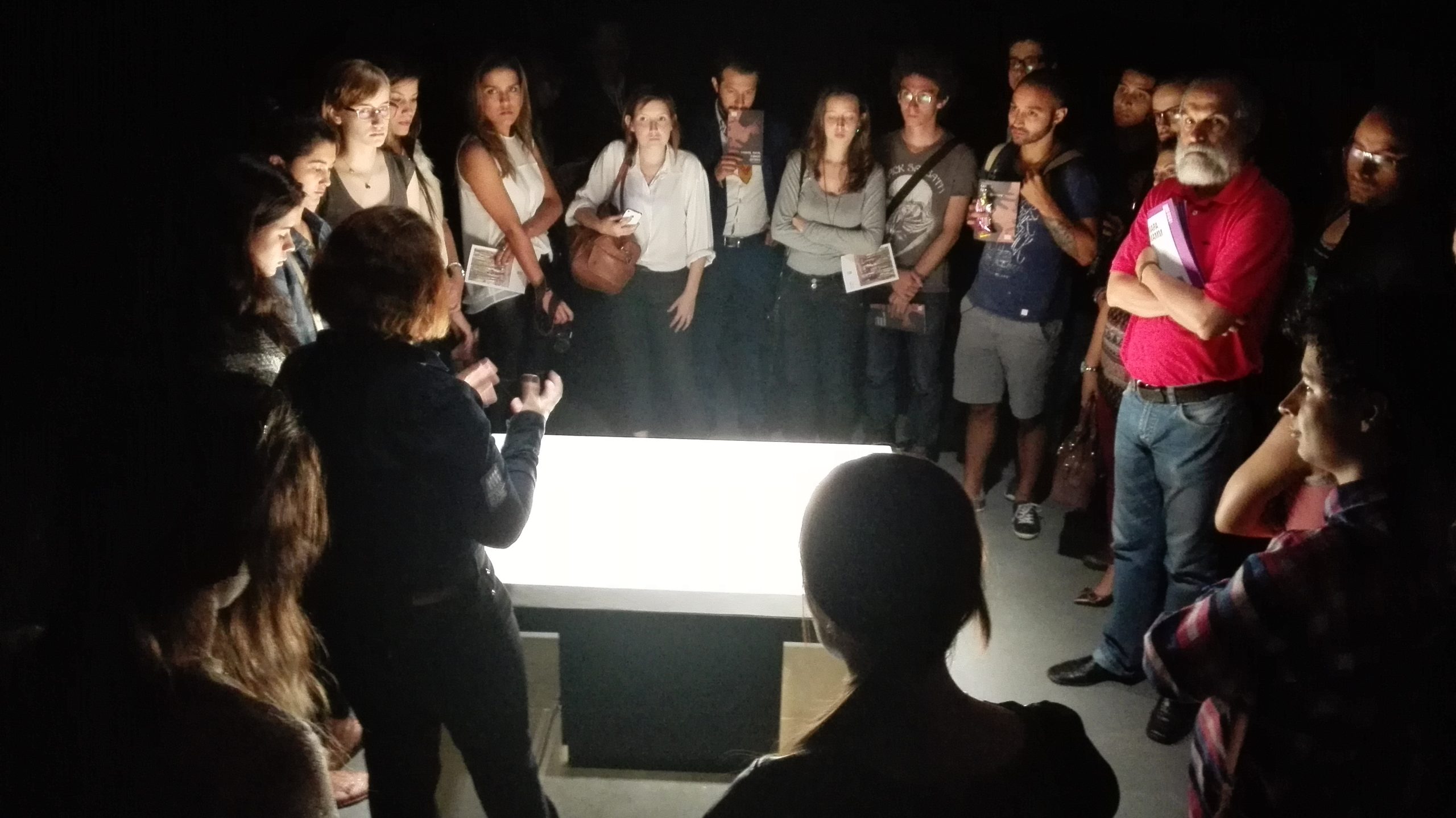 Exposición Territorio táctil Carlos Gómez personas