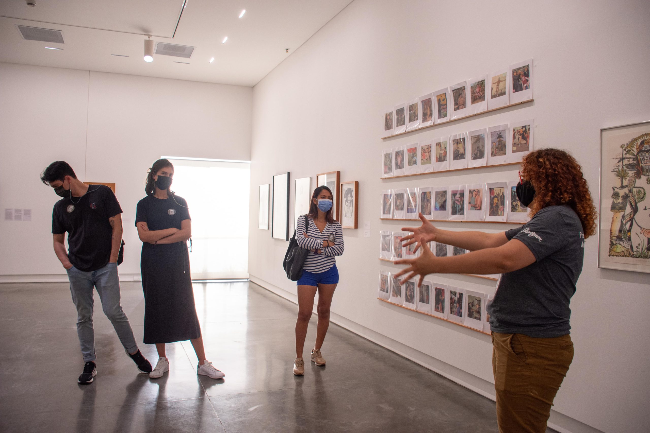Exposiciones MAMM: piezas en la sala de la obra Geometrías Fragmentadas de Ivan Hurtado