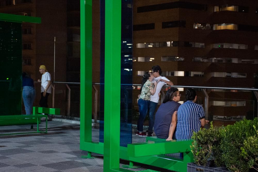 Exposiciones MAMM: visitantes en la obra Geometrías Fragmentadas de Ivan Hurtado