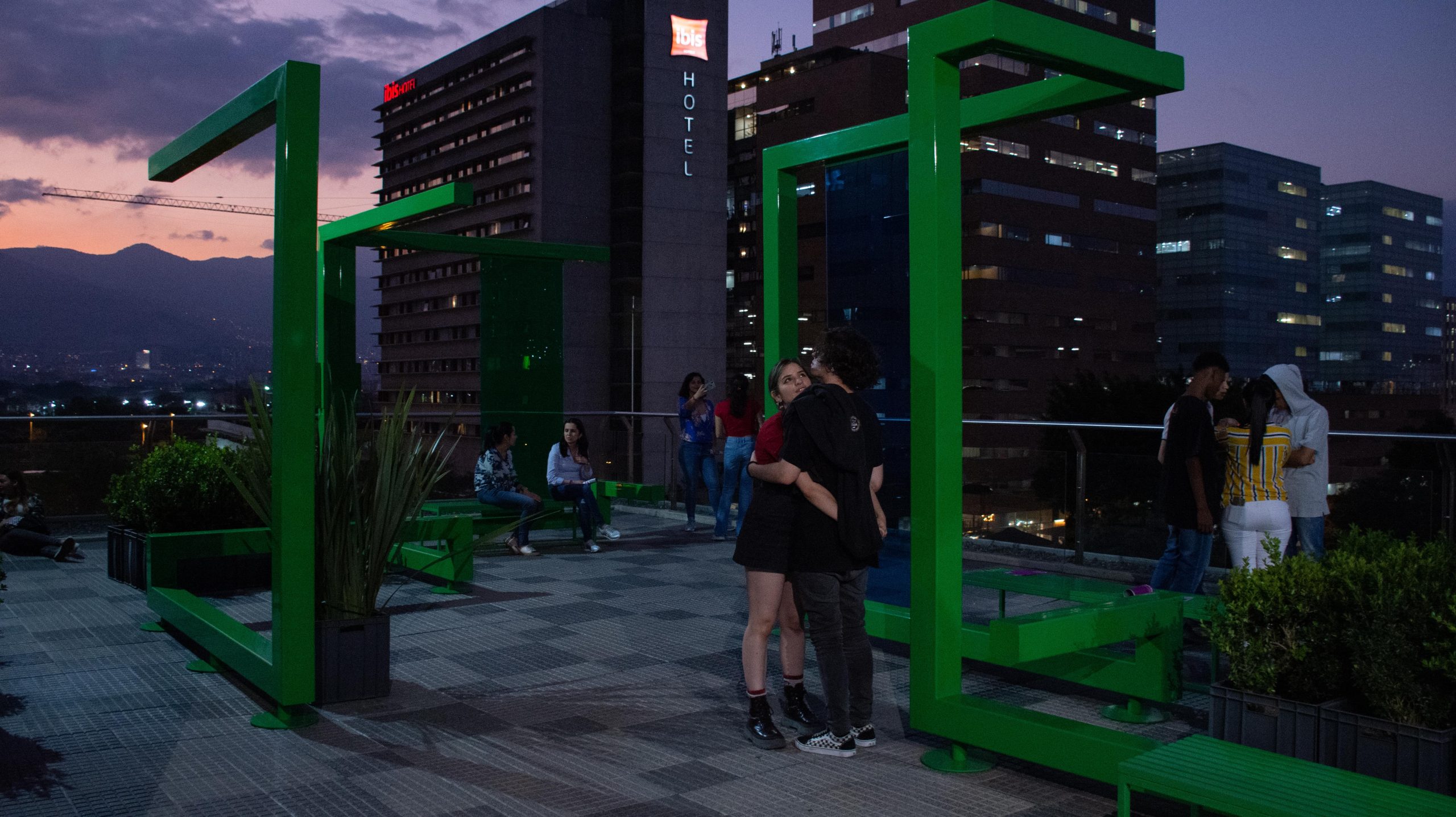 Exposiciones MAMM: visitantes interactúan con la obra Geometrías Fragmentadas de Ivan Hurtado