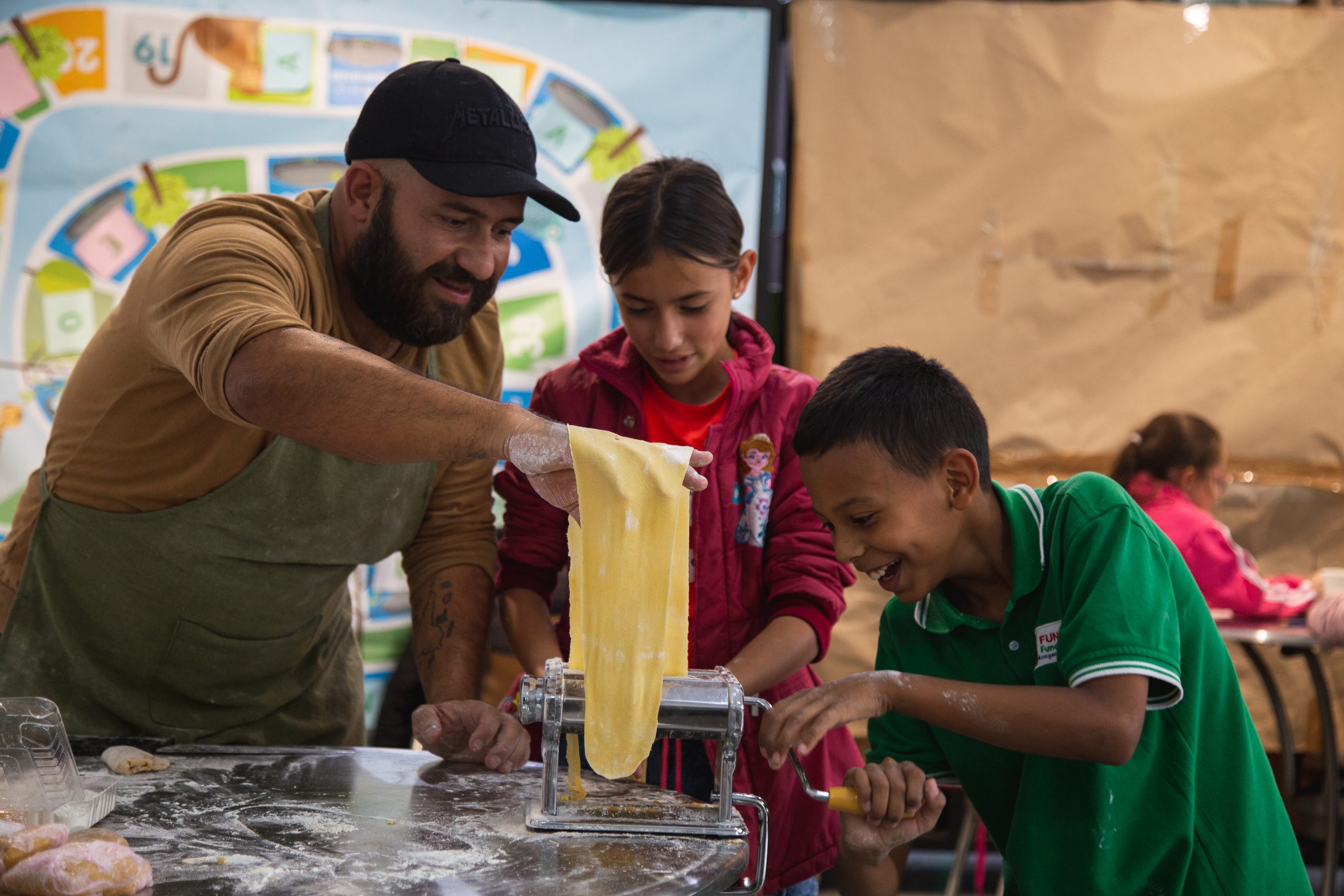 Niño y adulto haciendo pasta