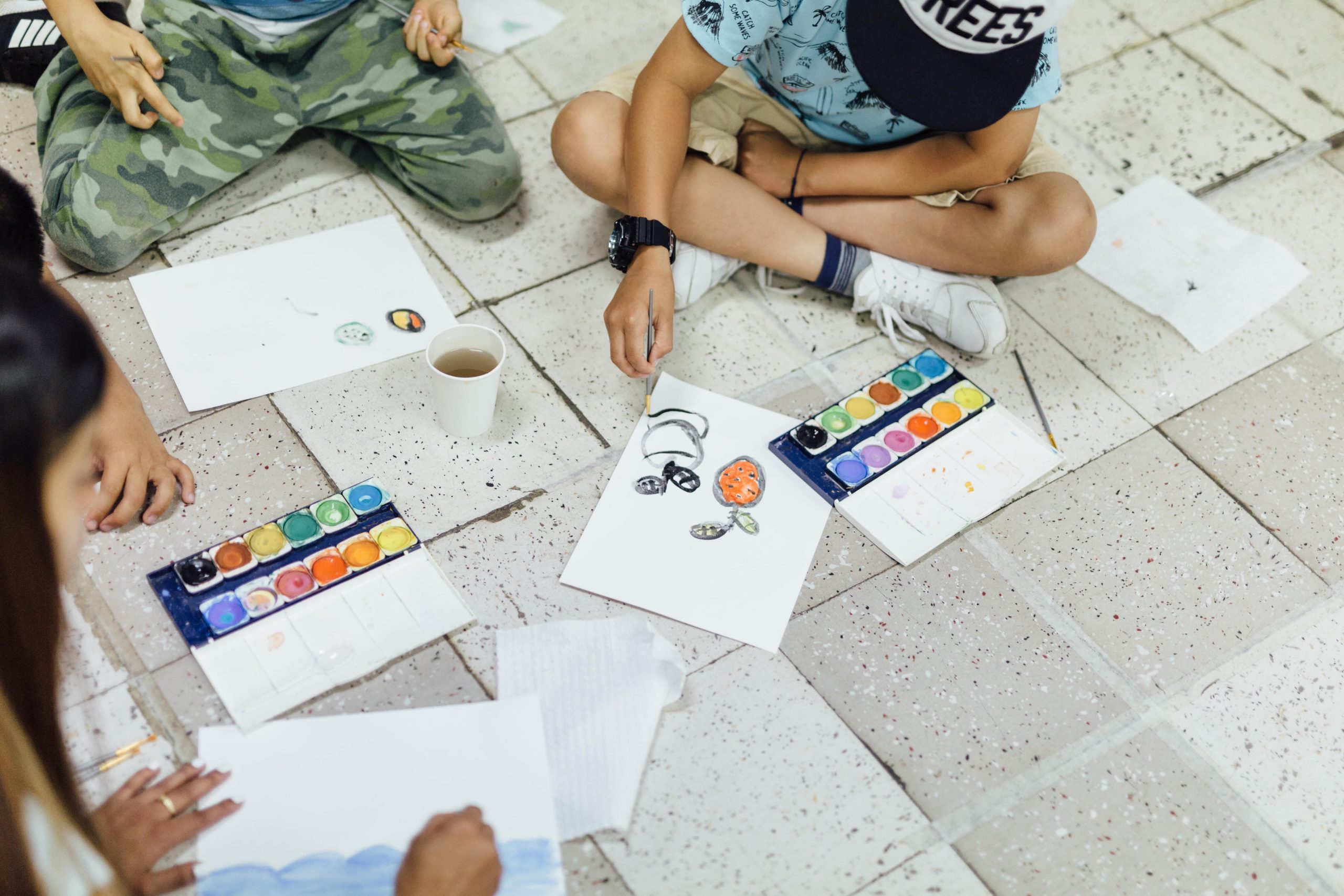 Niños pintando en actividad