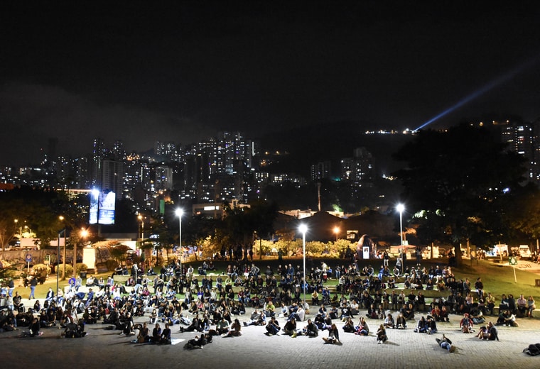 Plazoleta, cine durante noche extendida, último viernes del mes