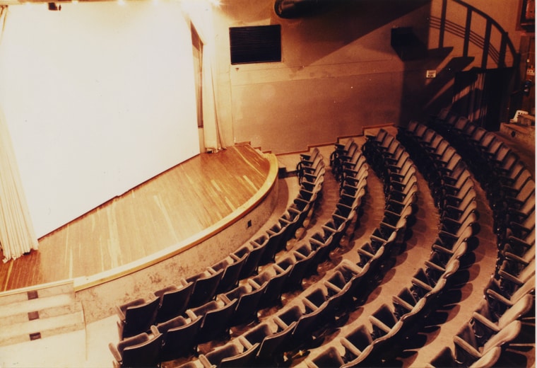 Teatro de cine en la sede del barrio Carlos E. Restrepo