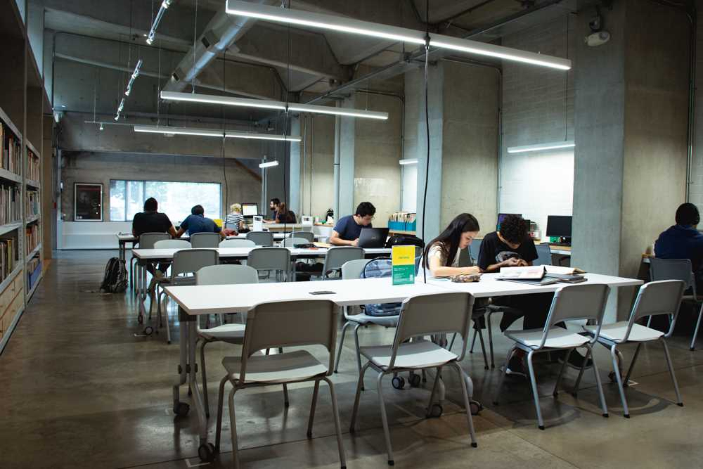 Foto de la Sala de Estudio con usuarios