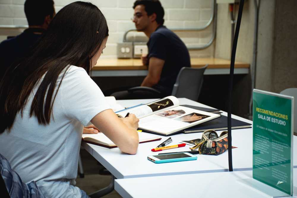 Foto de usuarios haciendo uso de la Sala de Estudio del MAMM