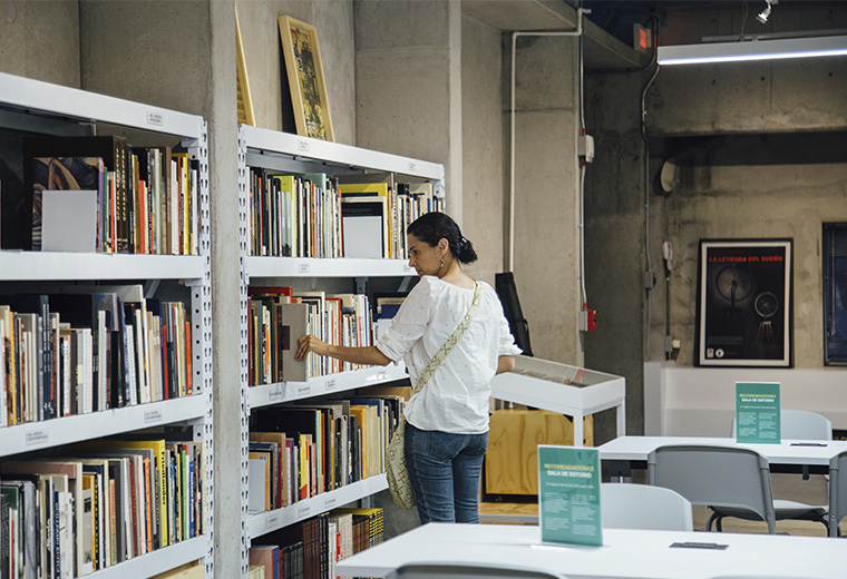 Foto de usuario consultando los recursos disponibles en la Sala de Estudio del MAMM