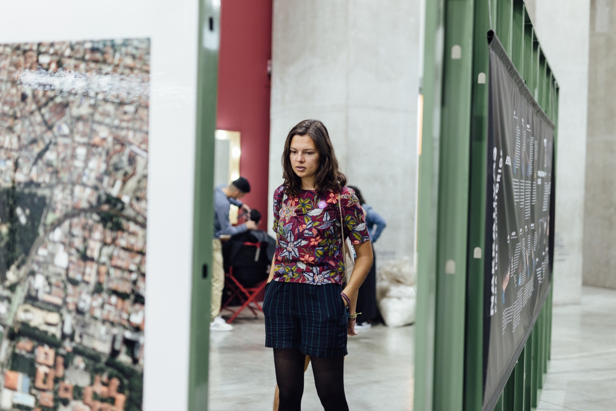 Fotografía de visitante en la exposición Medellín. Pulso de la ciudad