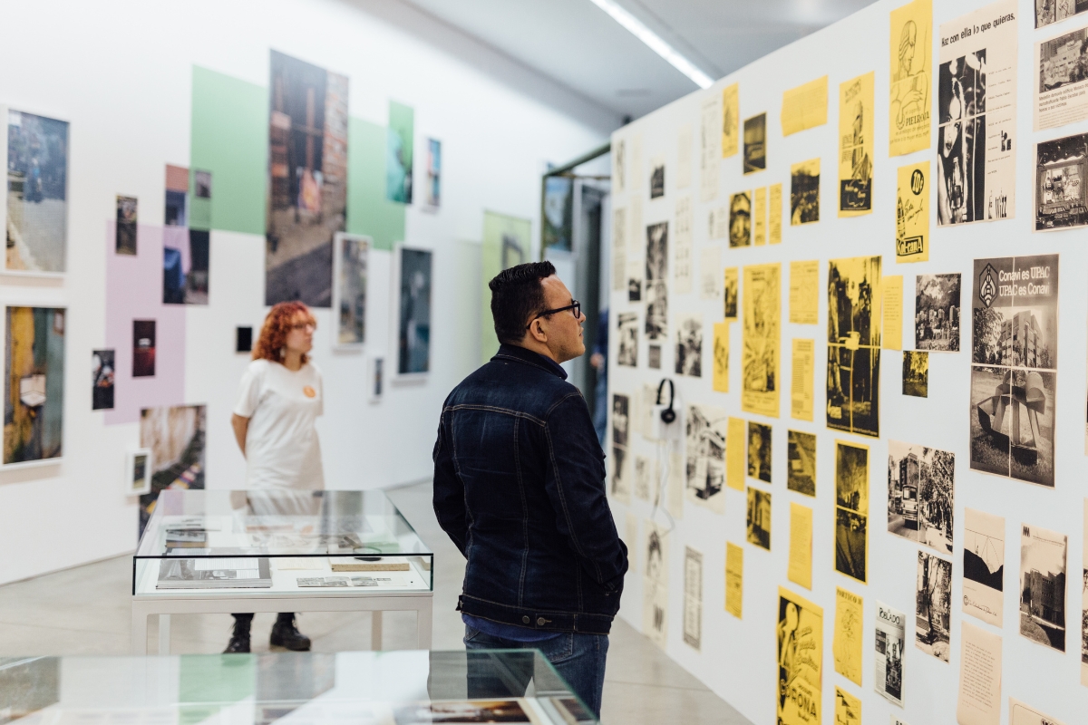 Fotografía de visitantes en la exposición Medellín. Pulso de la ciudad