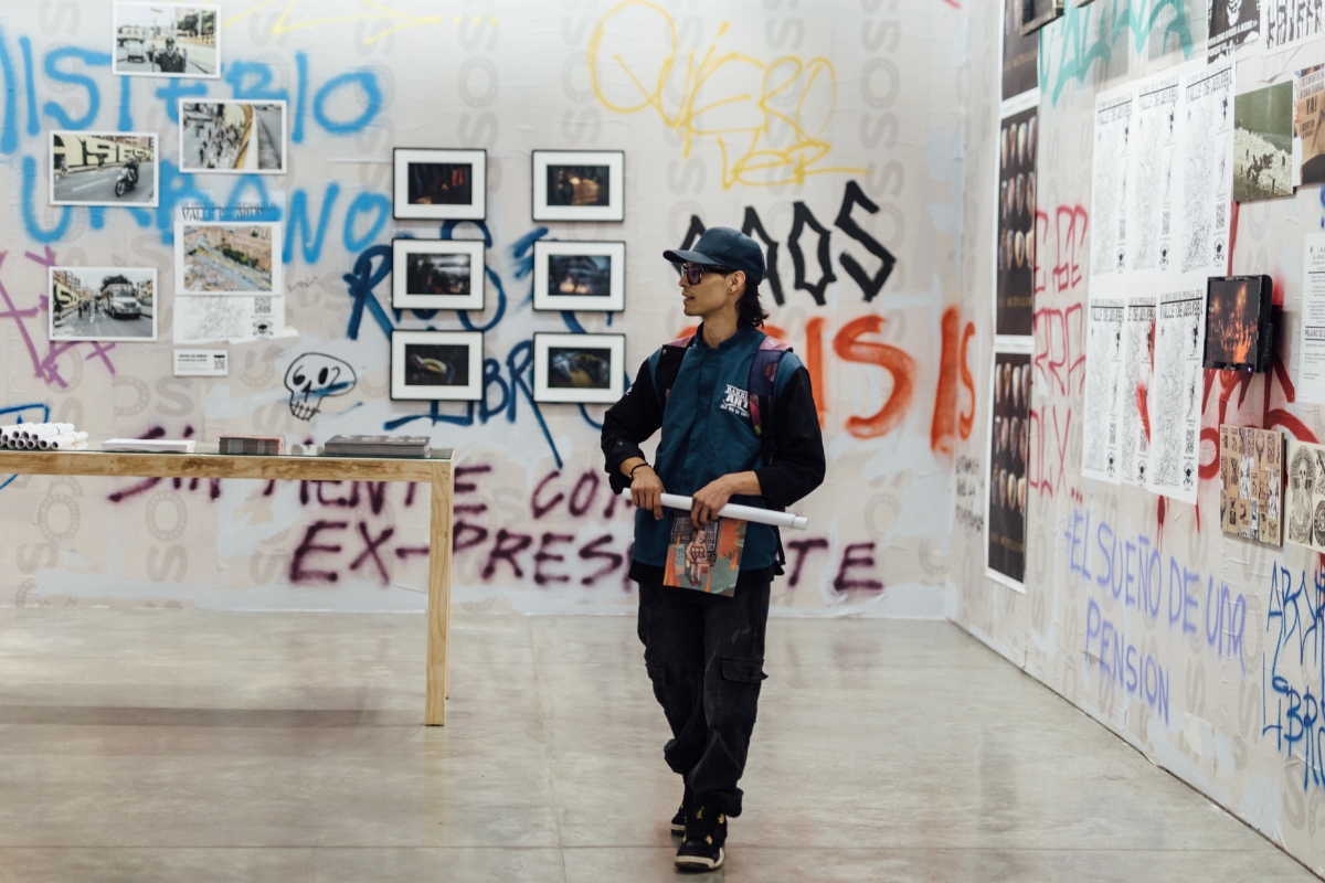 Fotografía de visitante en la exposición Medellín. Pulso de la ciudad