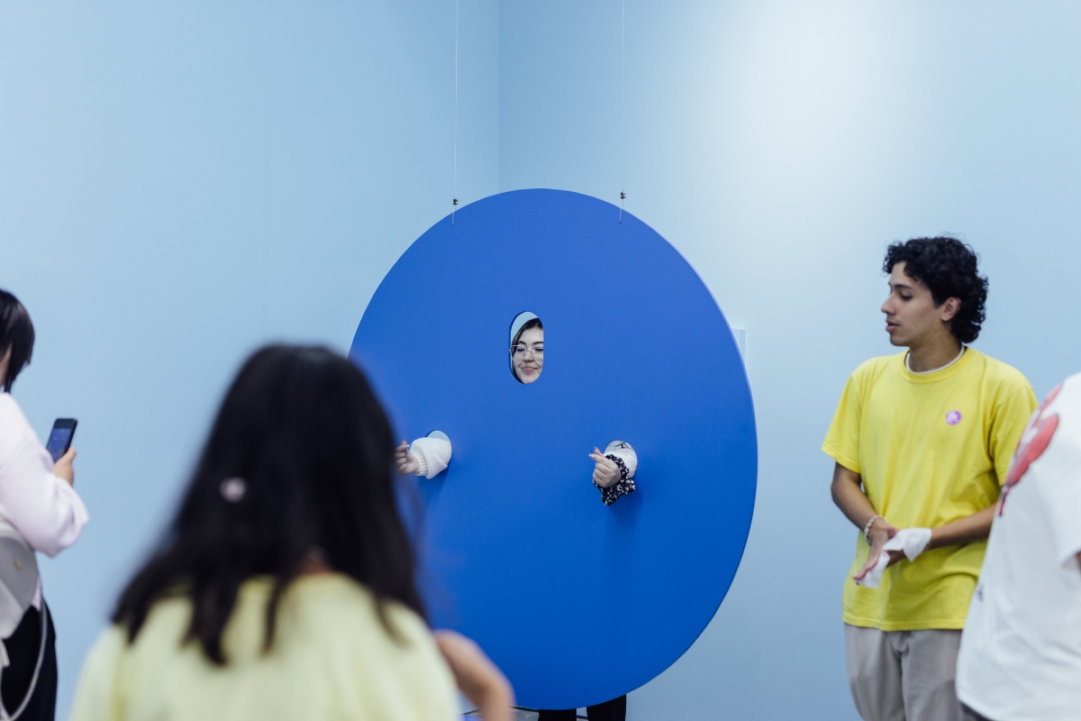 Fotografía de visitantes en la exposición Roberto Ochoa. Caliban