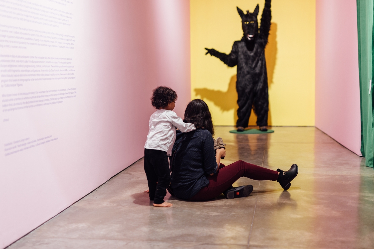 Fotografía de visitantes en la exposición Roberto Ochoa. Caliban