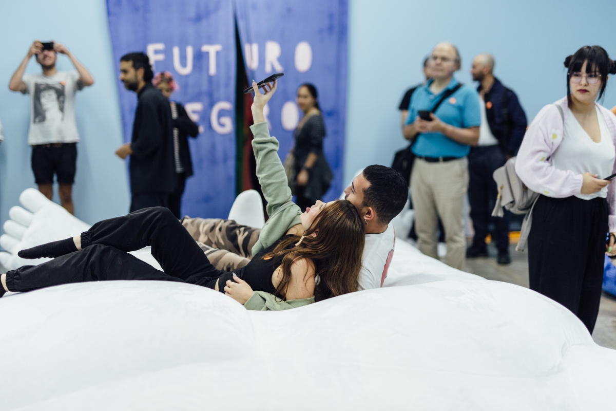 Fotografía de visitantes en la exposición Roberto Ochoa. Caliban