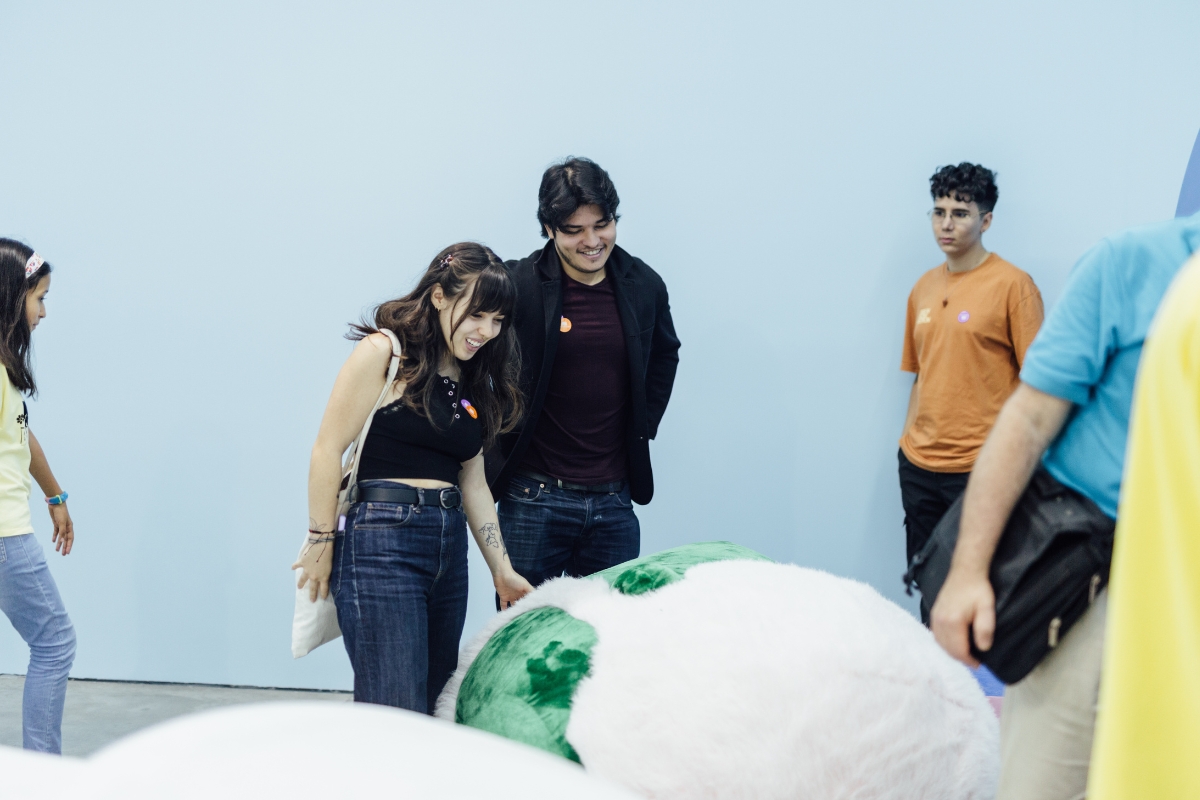 Fotografía de visitantes en la exposición Roberto Ochoa. Caliban