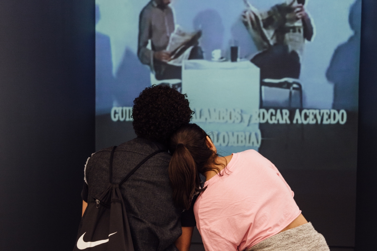 Fotografía de visitante en la exposición Versión libre. Sucesos en la Colección MAMM