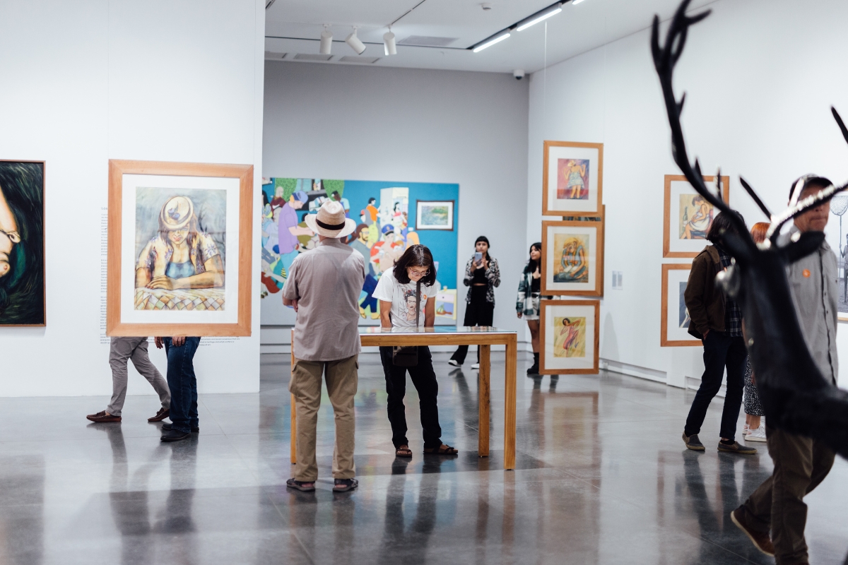 Fotografía de visitante en la exposición Versión libre. Sucesos en la Colección MAMM
