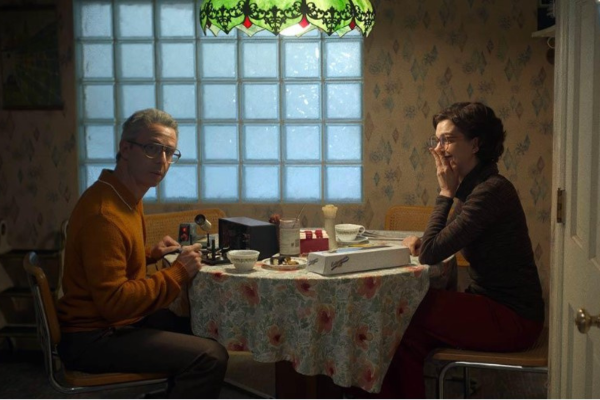 hombre y mujer sentados a la mesa