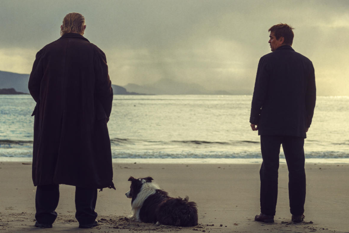 dos hombres parados frente al mar