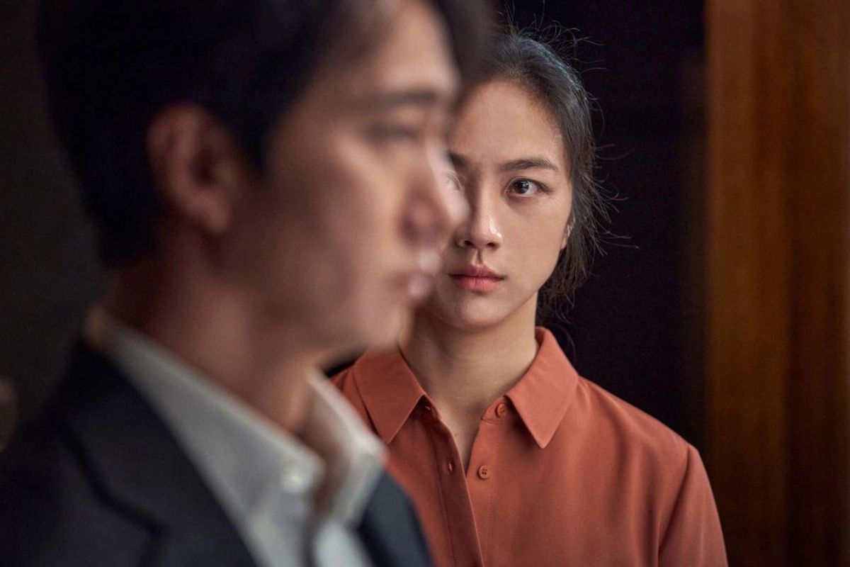 una mujer mirando a un hombre