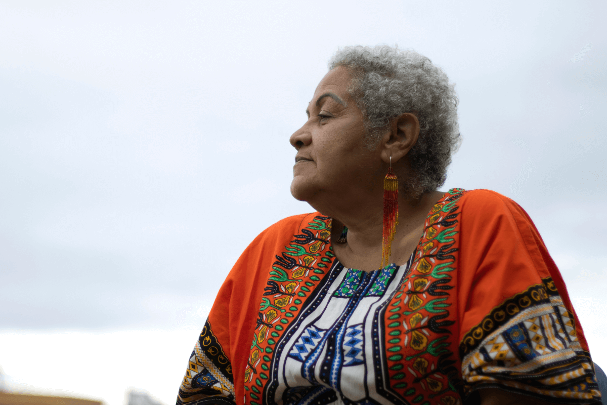 mujer de edad mirando a su lado