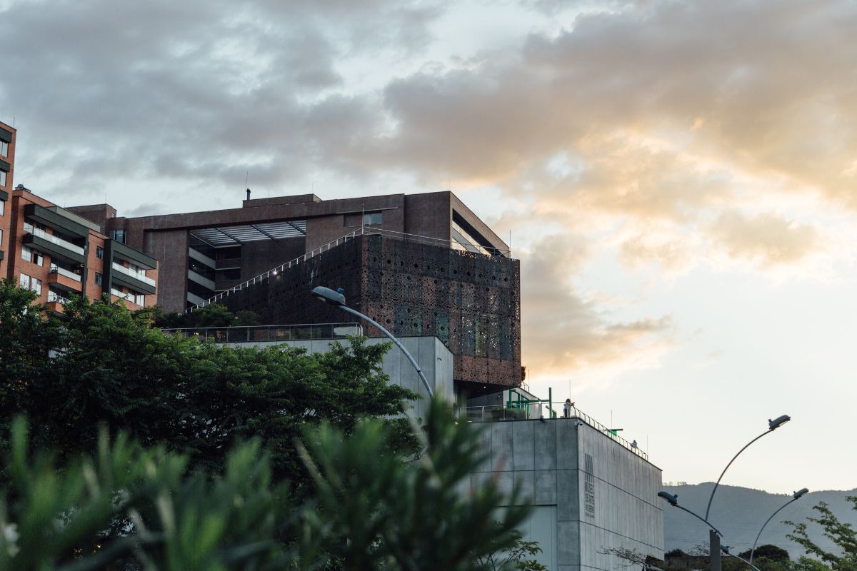 Fachada del Museo con atardecer