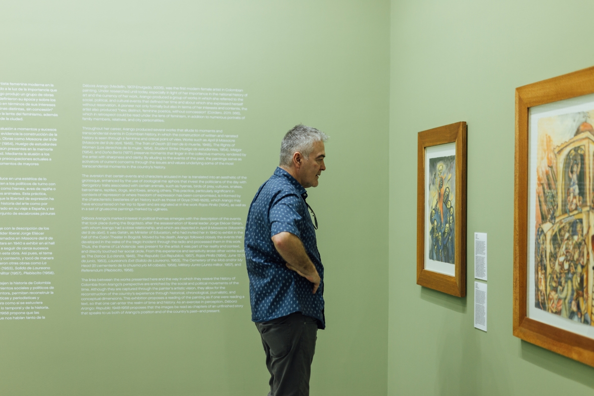 Fotografía de visitante en la exposición Débora Arango. República, 1948 - 1958