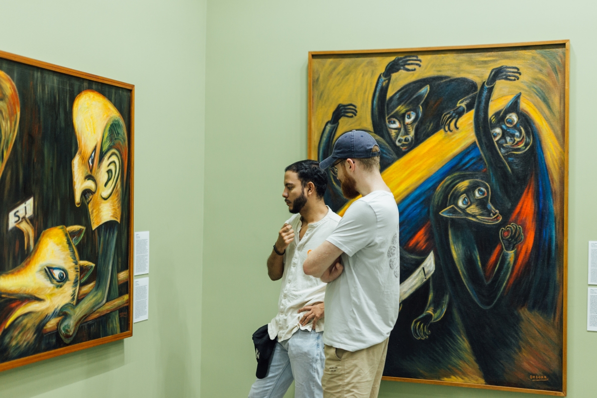 Fotografía de visitantes en la exposición Débora Arango. República, 1948 - 1958