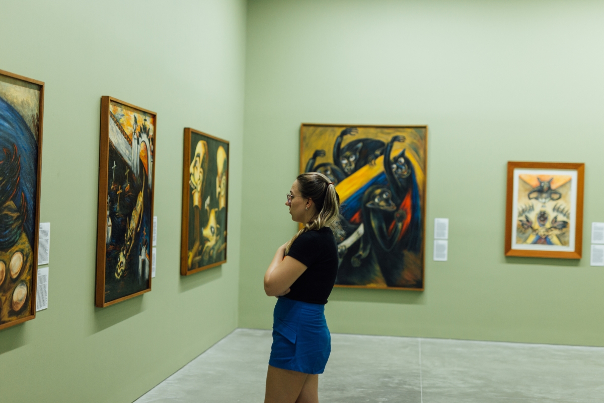 Fotografía de visitante en la exposición Débora Arango. República, 1948 - 1958