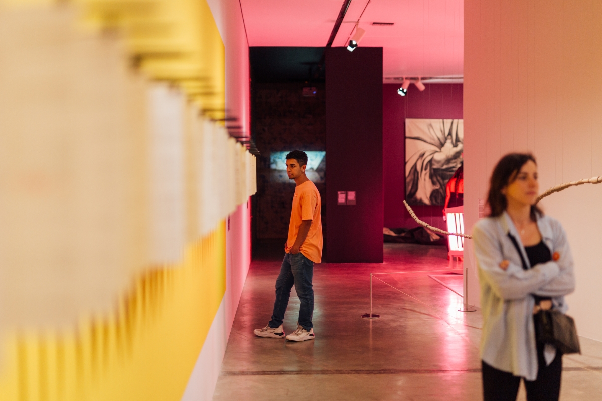 Fotografía de visitantes en la exposición La belleza será convulsa o no será