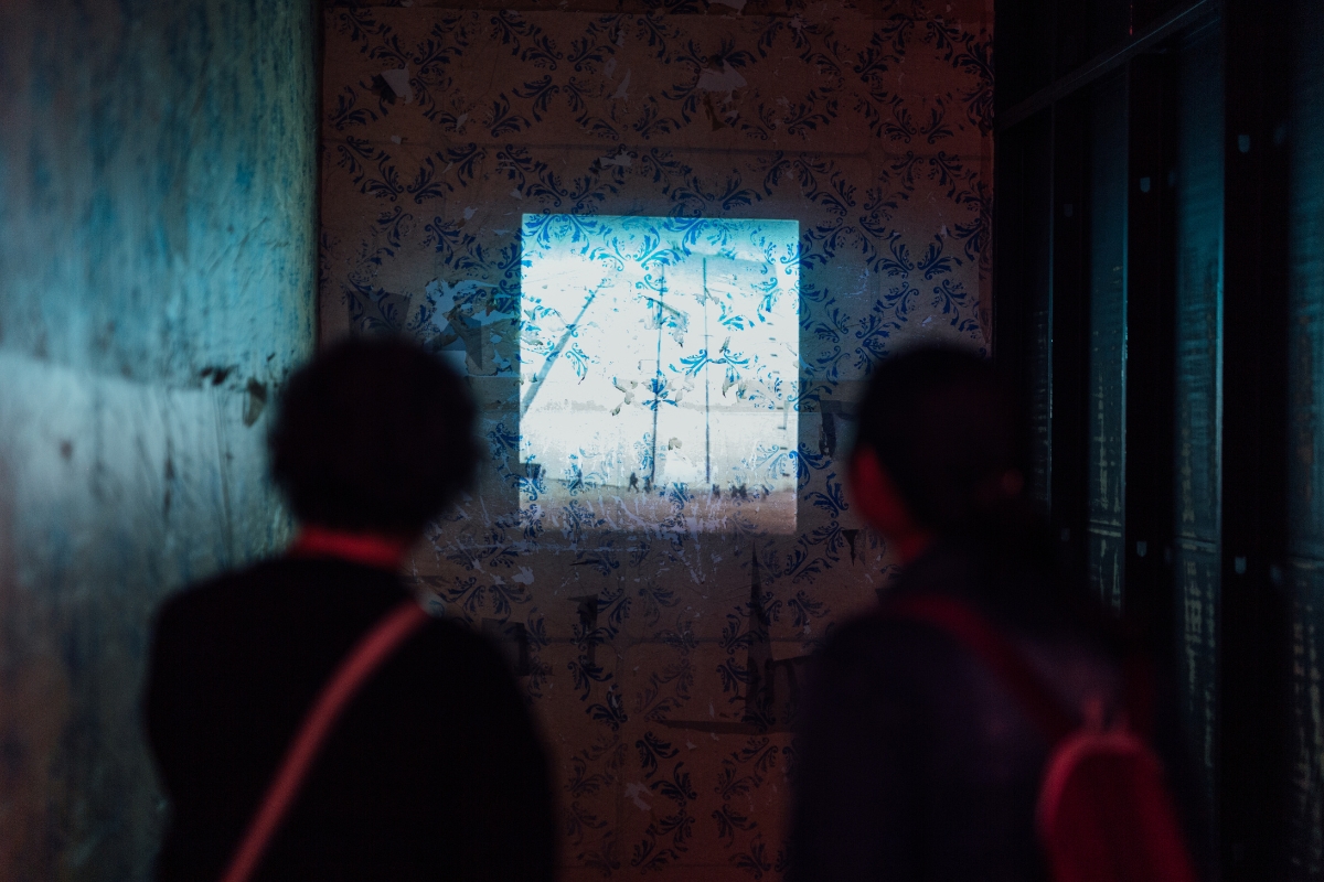 Fotografía de visitantes en la exposición La belleza será convulsa o no será