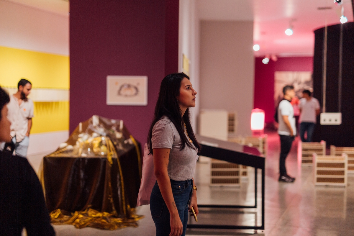 Fotografía de visitantes en la exposición La belleza será convulsa o no será