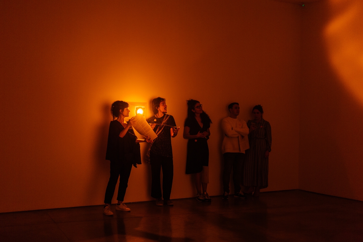 Fotografía de visitantes en la exposición Luisebastián Sanabria. Temporada de eclipses