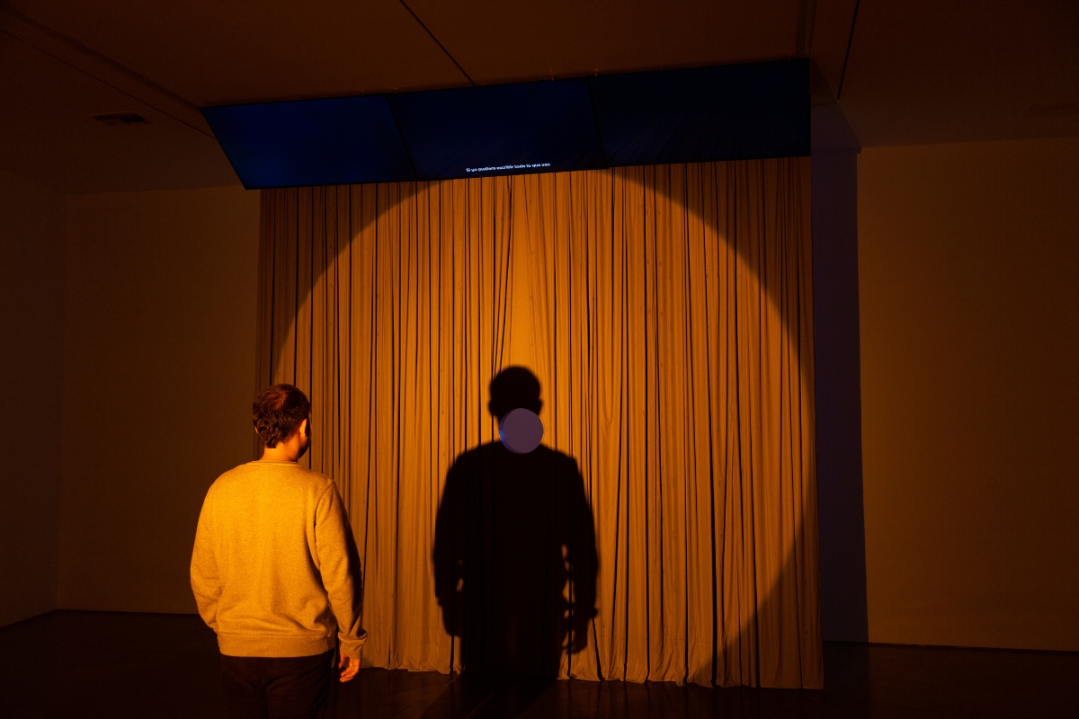 Fotografía de visitante en la exposición Luisebastián Sanabria. Temporada de eclipses