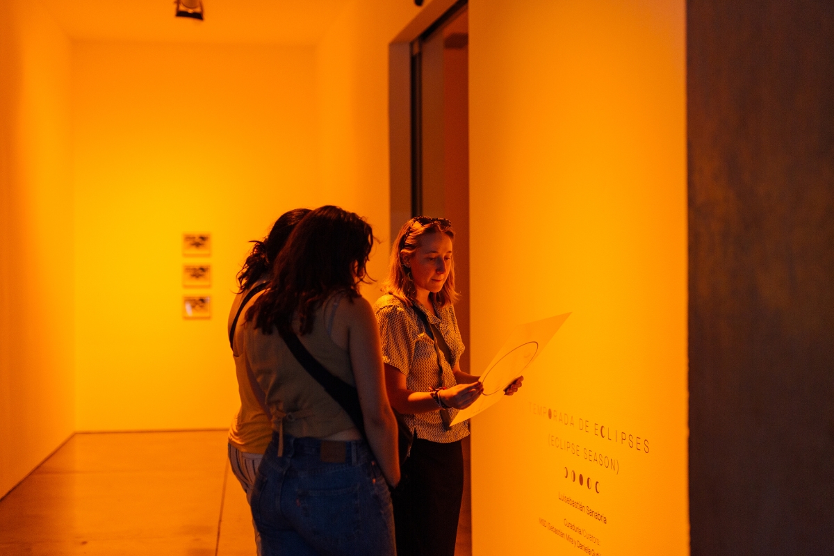 Fotografía de visitantes en la exposición Luisebastián Sanabria. Temporada de eclipses