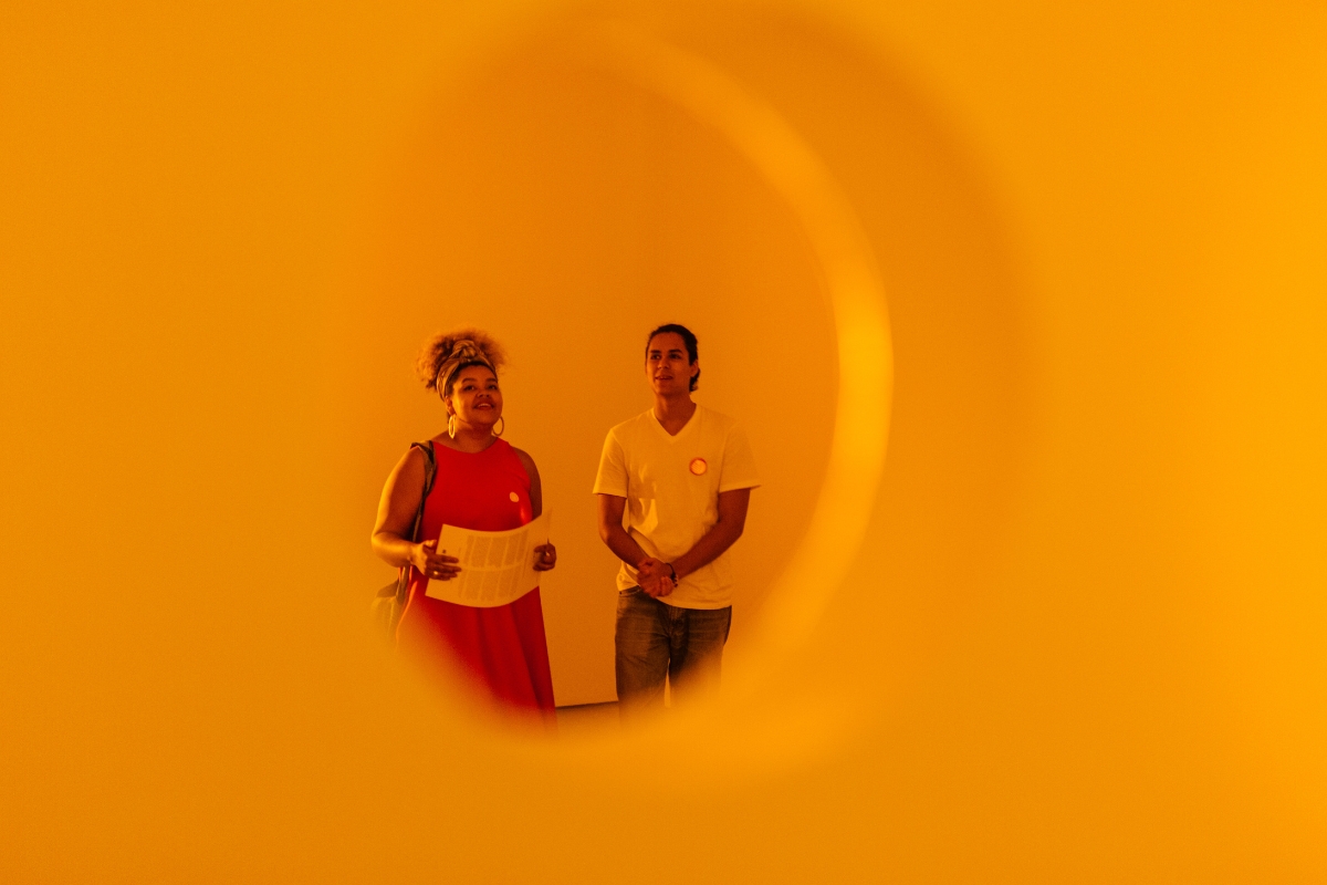 Fotografía de visitantes en la exposición Luisebastián Sanabria. Temporada de eclipses